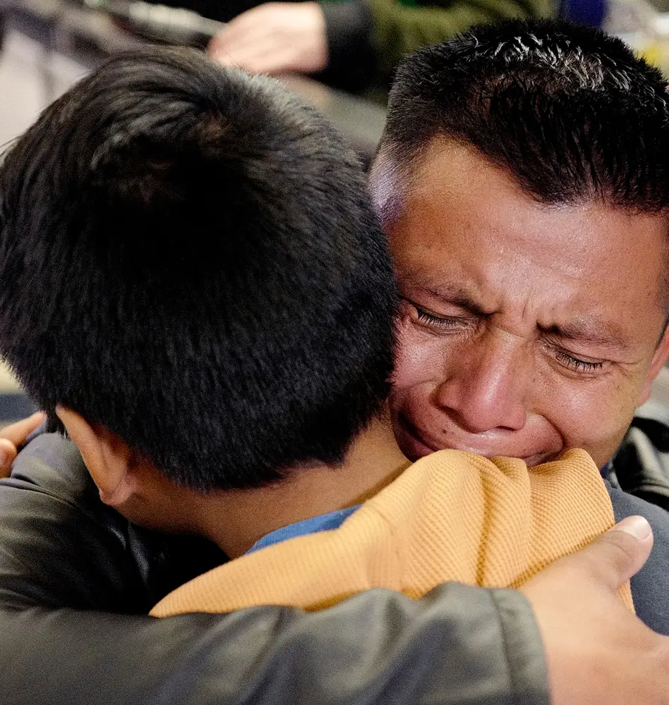 Familia migrante abrazándose