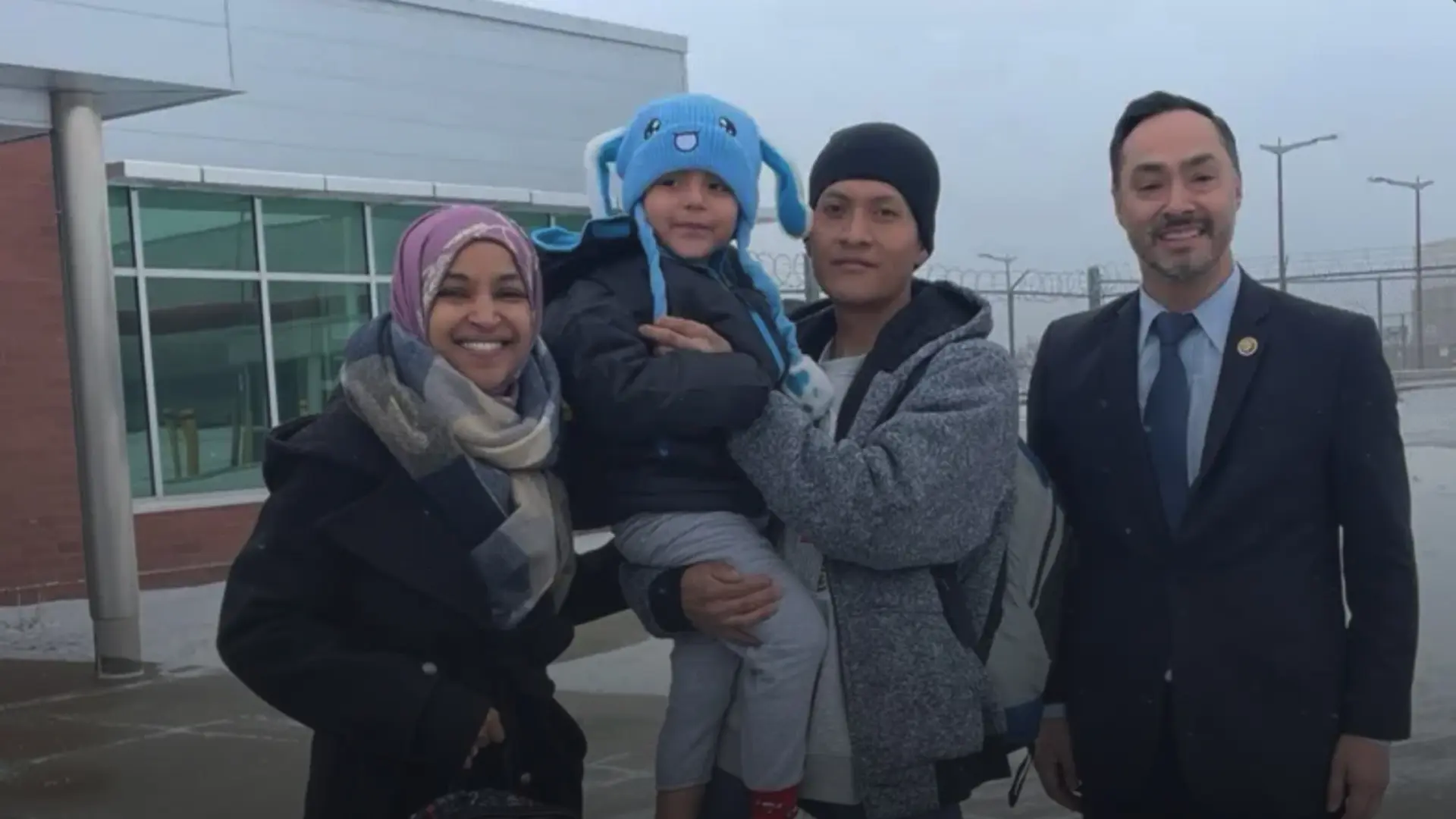 Liam Conejo Ramos con su familia