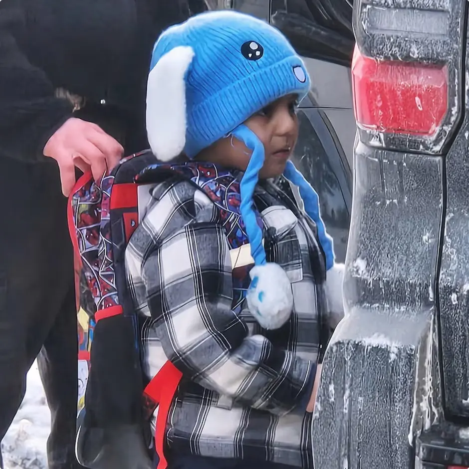 Niño con gorro azul detenido por agentes migratorios
